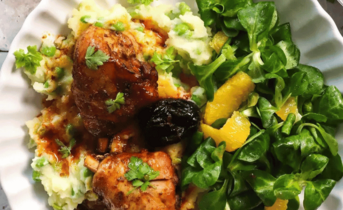 Piscanec s slivami in cimetom na pireju z grahom in solato s pomaranco3